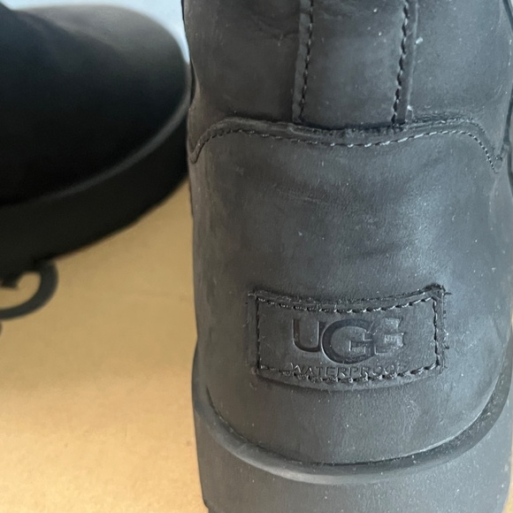 Ugg Classic Short Waterproof size 10 - Picture 4 of 7